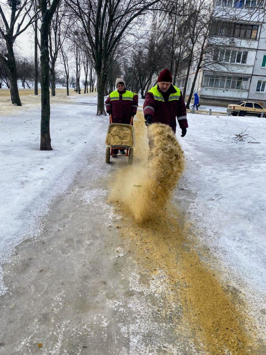 Харків бореться з негодою: комунальники вивезли понад 8 тисяч кубів снігу та льоду за тиждень